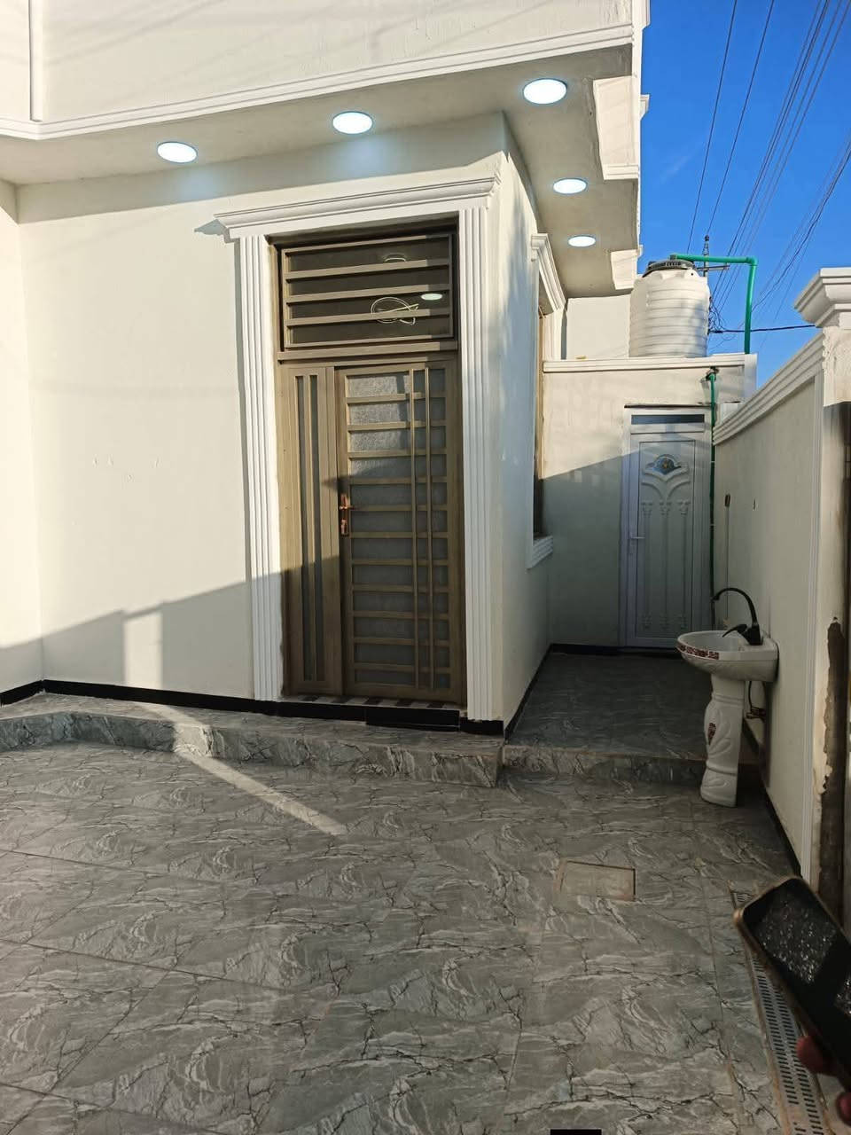 أسعد ألله أوقاتكم بكل خير🌹
اللاستفسار : ***********

توفرن دارين سكن للبيع
ماشاألله البيوت كلش مرتبات
بناء حديث شقل درجه أولى
بيوت فارغات جاهزات لسكن
المساحه 200م
على شارع تبليط مباشرةً 🛣
جميع الخدمات متوفره

محتويات كل بيت ⬇️
دوانيه
صاله ضيوف
موزع
غرف نوم عدد 2
مطبخ
مناور
صحيات خارجي + داخلي

نوع العقار : طابو ملك صرف زراعي سند 25 بأسم عراقي

العنوان : البصره حمدان قرب جامع القدس وقرب مستوصف حمدان

كل هاذ جمال وترتيب
بسعر البيت الواحد 117مليون وبي مجال

اللاستفسار : *********** البصرة, العراق
