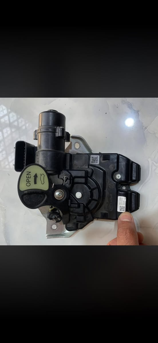 غراض جنيسزز G70 موديل 2022 وفوك تفصيخ اصلي
نرمايد جنطه اصلي 
قاعدة رقم اصليه جنيسزز
گفرات تيربو
ماطور بوابات (شتر)
دكمة جنطة كهرباء كامله هي والظفيره
قفل جنطة اصلي
قبق جنطة اصلي مضروب وهو مصادات مكسور جامهن

***********
