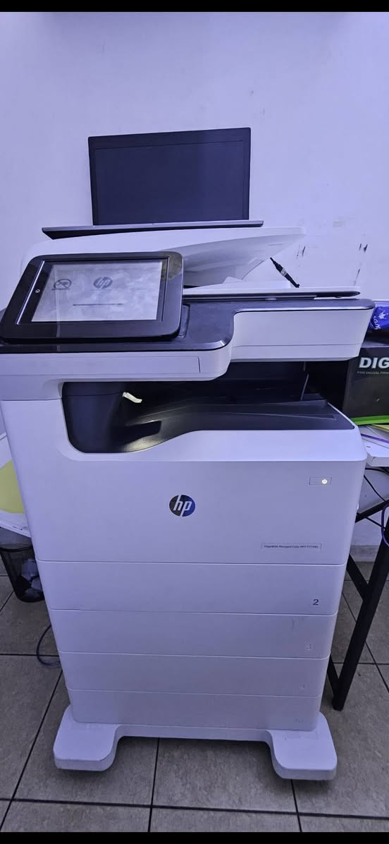 السلام عليكم شباب عندي هاي الطابعة من hp راقية 70 ورقة بالدقيقة تطبع ع كل انواع الورق و كل الاحجام A4 A3 مجرات عدد 5 بيها نظيفة جدا جديدة بمعنى الكلمة بس بيها هاي المشكلة البسيطة و اني ساكن طابق سادس ماعندي سيارة اخذها أصلحها اللي تفيده يراسلني و يدلل رجاءا لحد يكسر بيها طابعة لوك عيبها بس هاي رقمي للتواصل *********** عنواني بغداد
