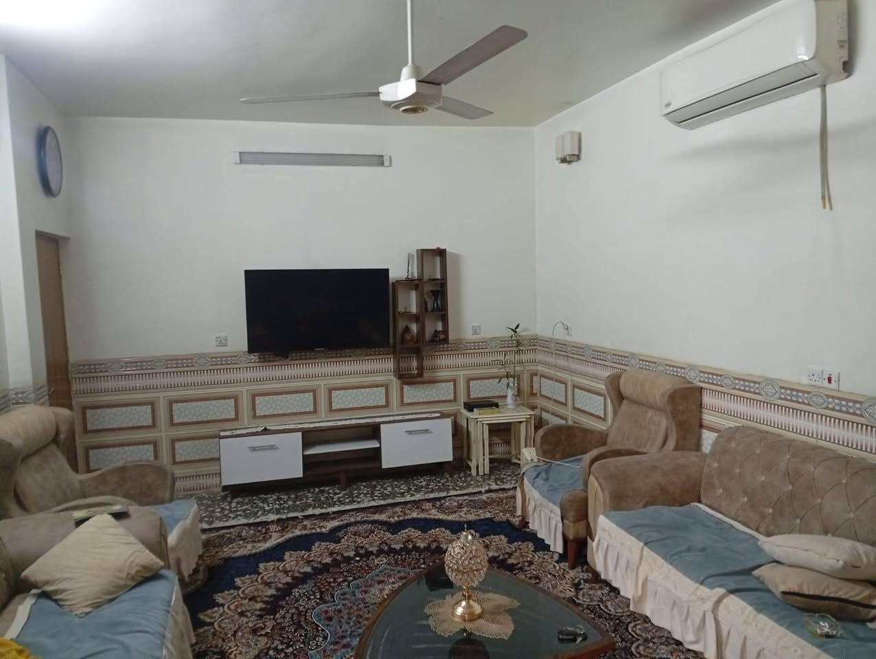 تعلن شركة ارض الخير للعقار والمقاولات
دار 130 م للبيع  واجهة6ونص🏡

يحتوي على3غرف نوم😜

 وصحيات عدد 2👍
بناء 2019

حي الجهاد ديوان المخابرات 🏛️

للأستفسار ***********واتساب
