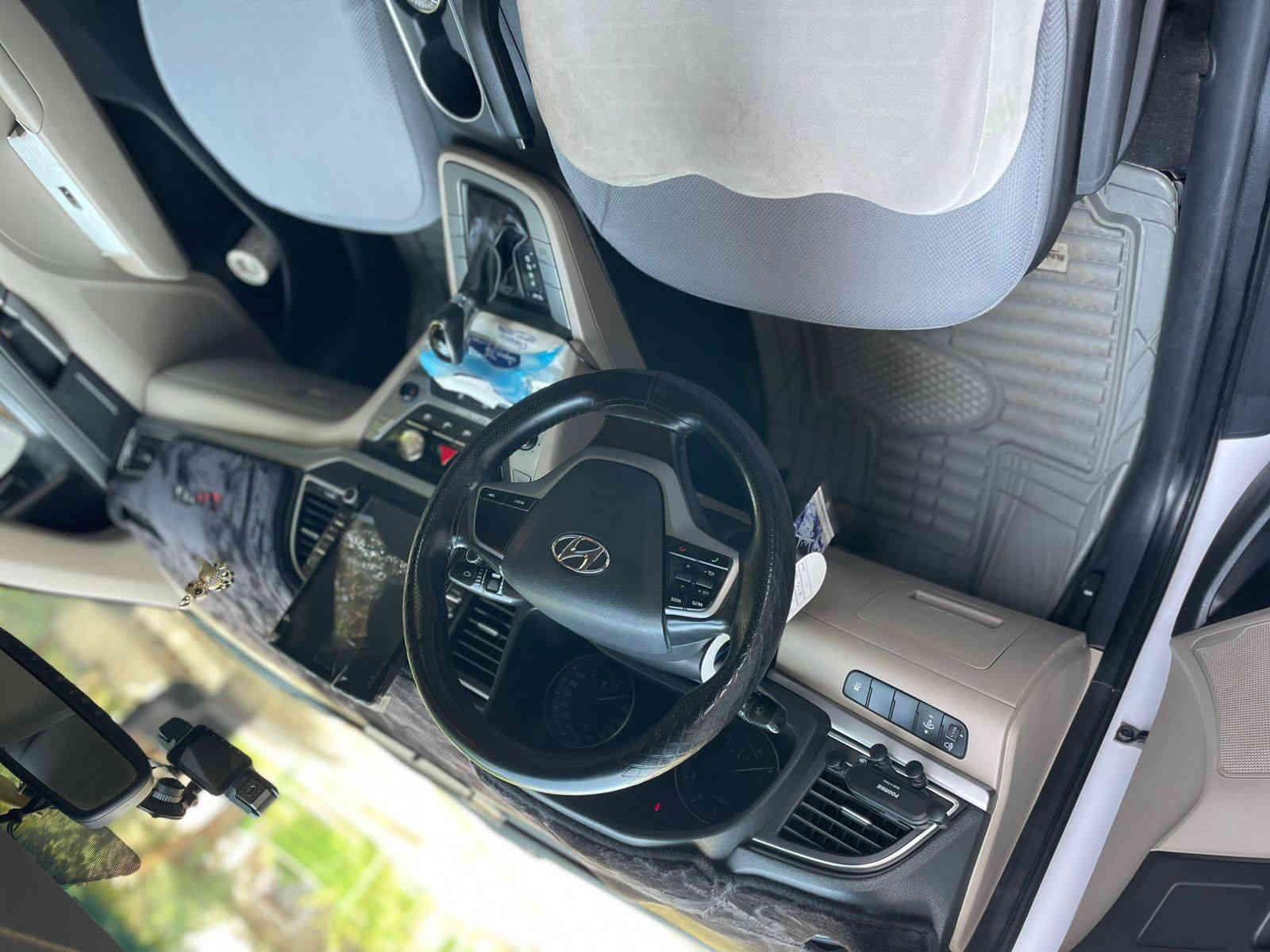 السلام عليكم..
النترا 2018 خليجيه رقم بغداد الدولي الجديد باسمي شخصيآ.
مكفوله من الصبغ والتبديل عده بارد بداير مقدار 4 اصابع الجاملغ الخلفي الايسر. 
موصفاتها.. 
فتحة سلايد.. 
محرك 2000 دوش كفاله من كلشي.. 
تبريد خلفي امامي ثلج. 
ماشيه 80.. ترايه جديد على ايدي
البجم لد.. 
خمسه ويل كب.. 
شاشه جبيره اندرويد صوره وصوت.. 
حساس خلفي.. 
دكمة مود درايف 3 وضعيات.. 
كامره خلفيه دواره.. 
محرك كير تبريد تدفئه برغي ممفتوح بيه وين يعجبك افحص
تخم تاير جواها وحاهزه للاخير.. 
مكاني بغداد جهة الكرخ  حي الجوادين هذه رقمي..
......***********.........
