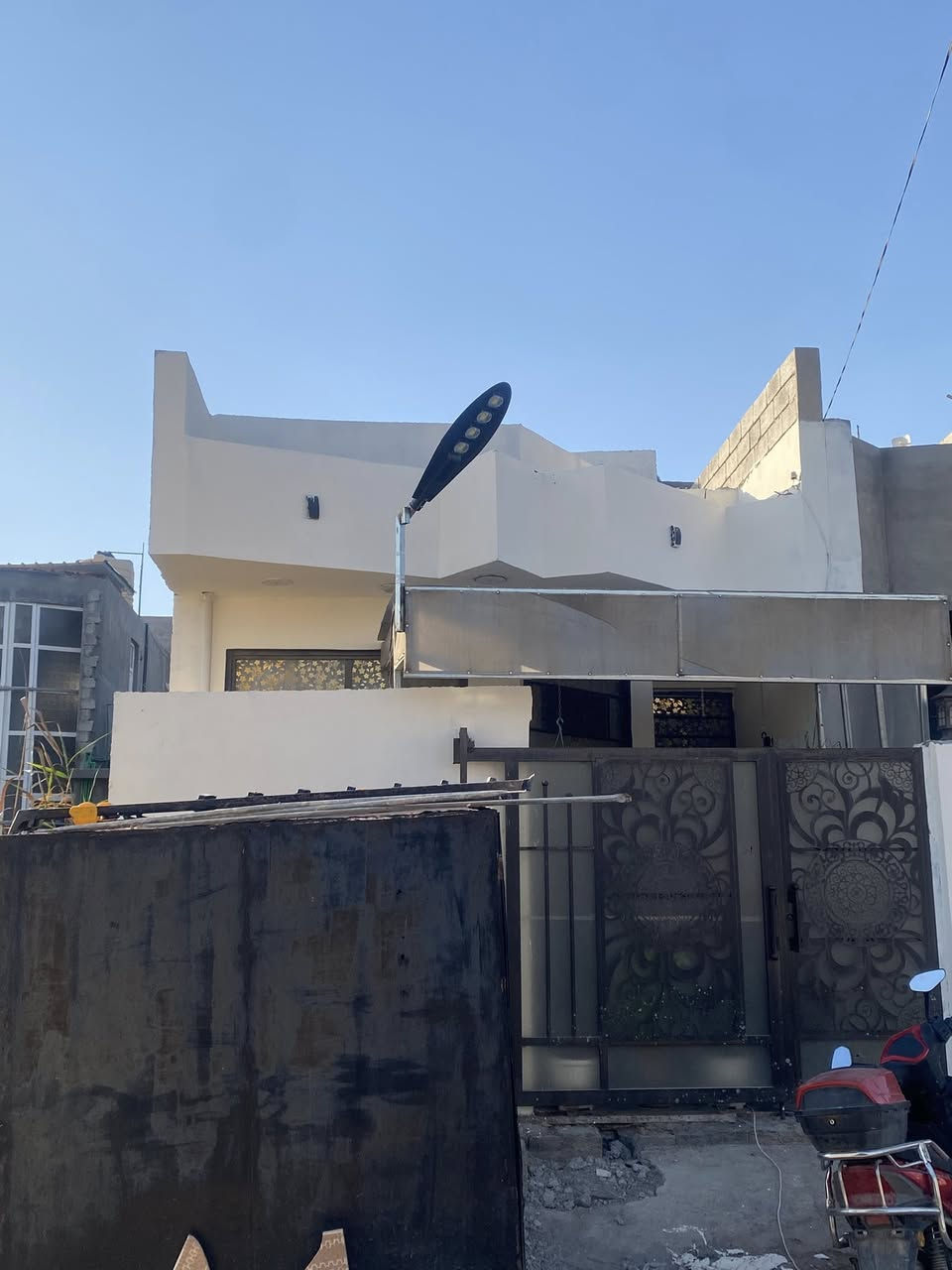 البيت للبيع الموقع دور الزراعة الرابعه اول فرع ع الشارع الرابعه
يتكون من استقبال ومطبخ وصاله ومغاسل وغرفه ومناور عدد 3 صبغ سيراميك سقوف ثانويه للغرفه ومغربي للاستقبال متكامل 

وطابق ثاني بيتونه وغرفه
المساحة 115 في الوكاله طابو زراعي عقد 25 
الشارع 10 متر 
ماء كهرباء متوفر 
السعر 62 وبي مجال للشراي 
للتواصل مع وسام الجبوري 
رقم الهاتف  ‭0777 802 5501‬
