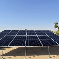 ألواح ٦٥٠واط لونجي • انفيرتر ١١kW RISING • بطارية ١٦kWh BAGR