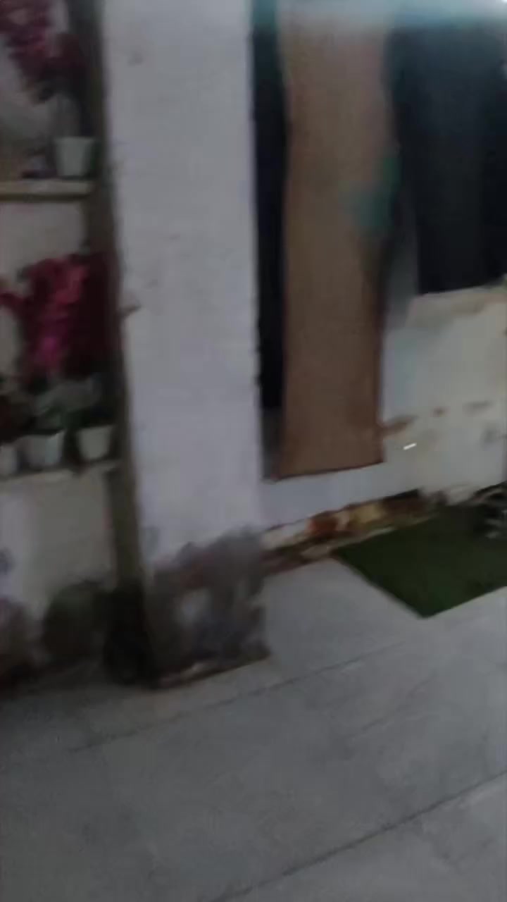 بيت مساحه 170م قريب على شارع عشرين يرهم بيع ويرهم رهن ***********
