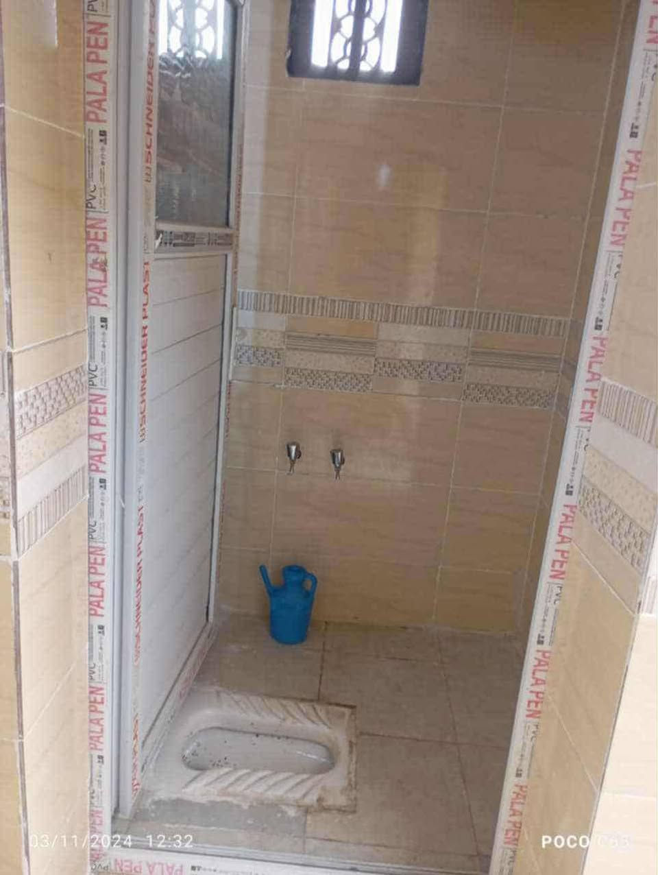 بيت للبيع تجاوز حي اور الثانيه عل بزل غرفه ومطبخ وحمام داخلي وخارجي وصاله لمساحه ٢٠٠م لبيت بلوك ولاساس طابوك نضيف *********** السعر ١٥ قابل للتفاوض
