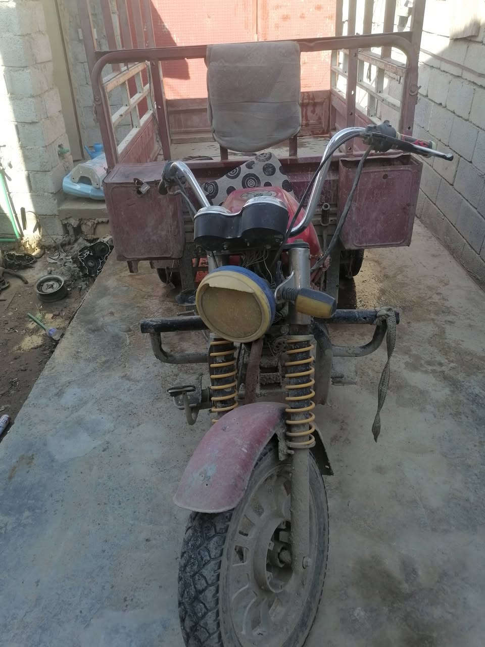 السلام عليكم ورحمة الله وبركاته ستوتة للبيع داي وان موديل ١٤ اوراق كاملة البدي كلش نضيف لا اخياس ولا لحيم  شغالة هندر واحد وبيها  محجر كامل السعر ٥٠٠ وبيها مجال العنوان بعقوبة المفرق للإستفسار الاتصال ع هذا الرقم ***********
