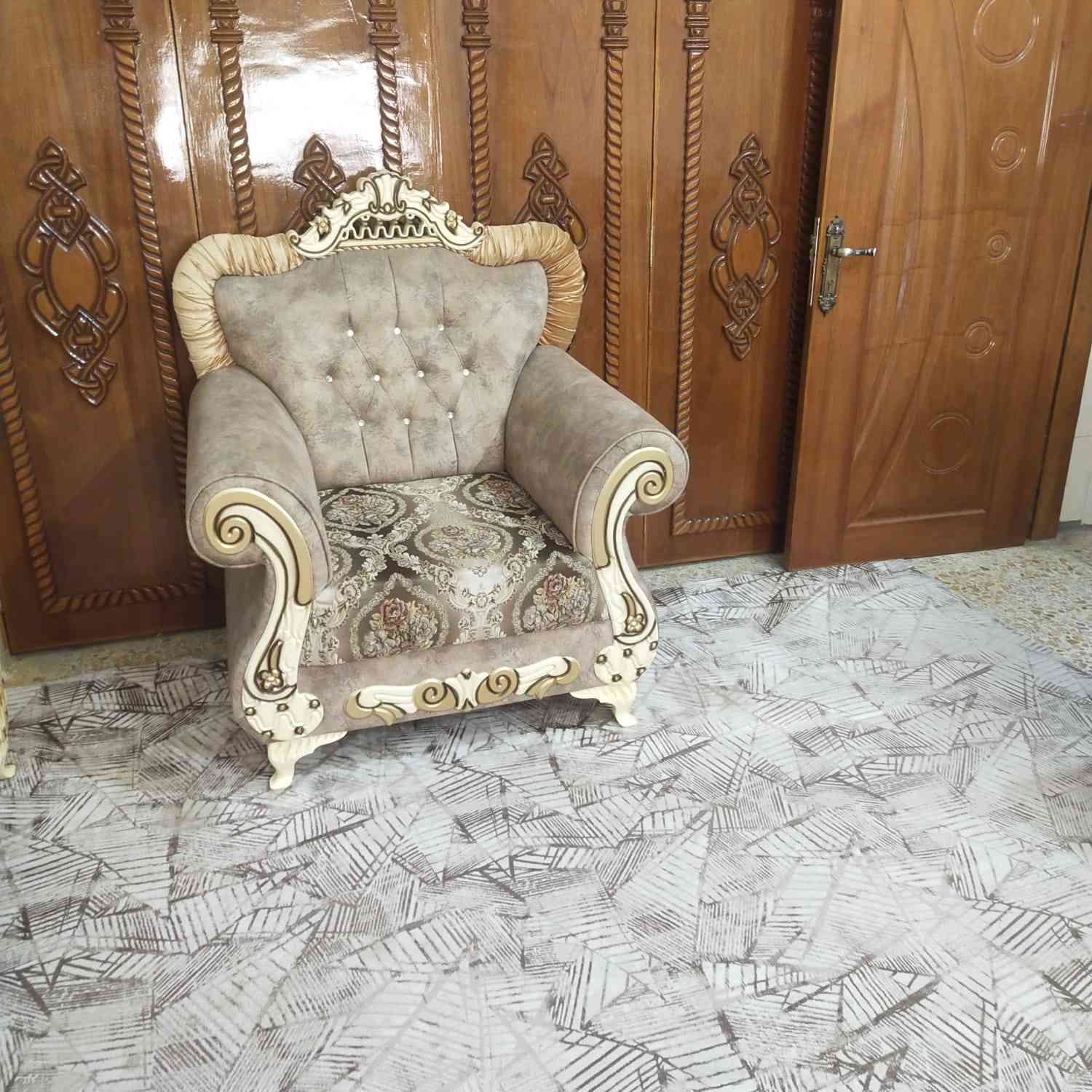 قنفات ملكي تخم ونصف
قنفات ملكي فاخر بحالة ممتازة جداً وكأنه جديد ✨
• قنفة كبيرة ثلاث مقاعد ثلاثية عدد ٣
• مقعد ثنائي واحد
• أربع كراسي مفردة
مناسب للبيوت الكبيرة والضيافة ولمجالس الضيوف.
🔹 المواصفات:
• قماش متين ومكفول: لا يوجد حرق لا زلغ ولا كسر
• مريح جداً وعملي للاستخدام اليومي
• استخدام نظيف جداً
💰 السعر: مليون دينار
📩 للجادين التواصل على ***********
