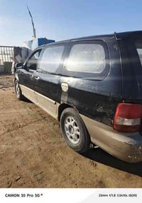 كيا كرنفال كاز موديل ٢٠٠٠ كير عادي سياره بلاديه لاضربه ولاصبغ بيه خياس...