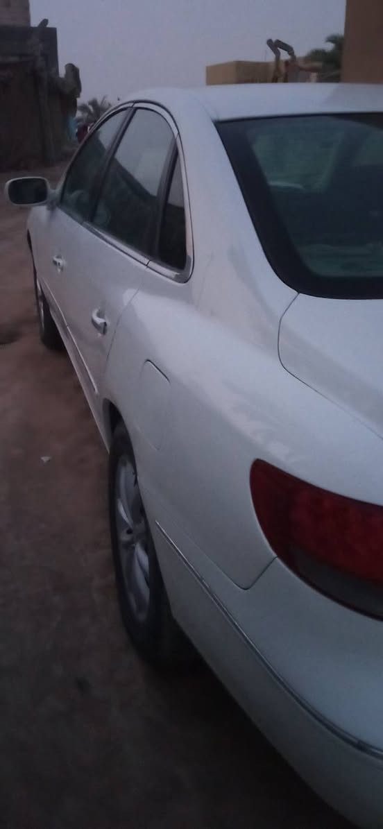 السلام عليكم  للبيع هونداي ازيرا موديل 2007رقم بغداد دولي جديد بسمي لون ابيض وارد  مصبوغه عام تبريد شغال كهربائيات شاشه كامره كله شغال السعر 80وبيه مجال اتصل وتدلل ***********مكان السياره الكوفة.
