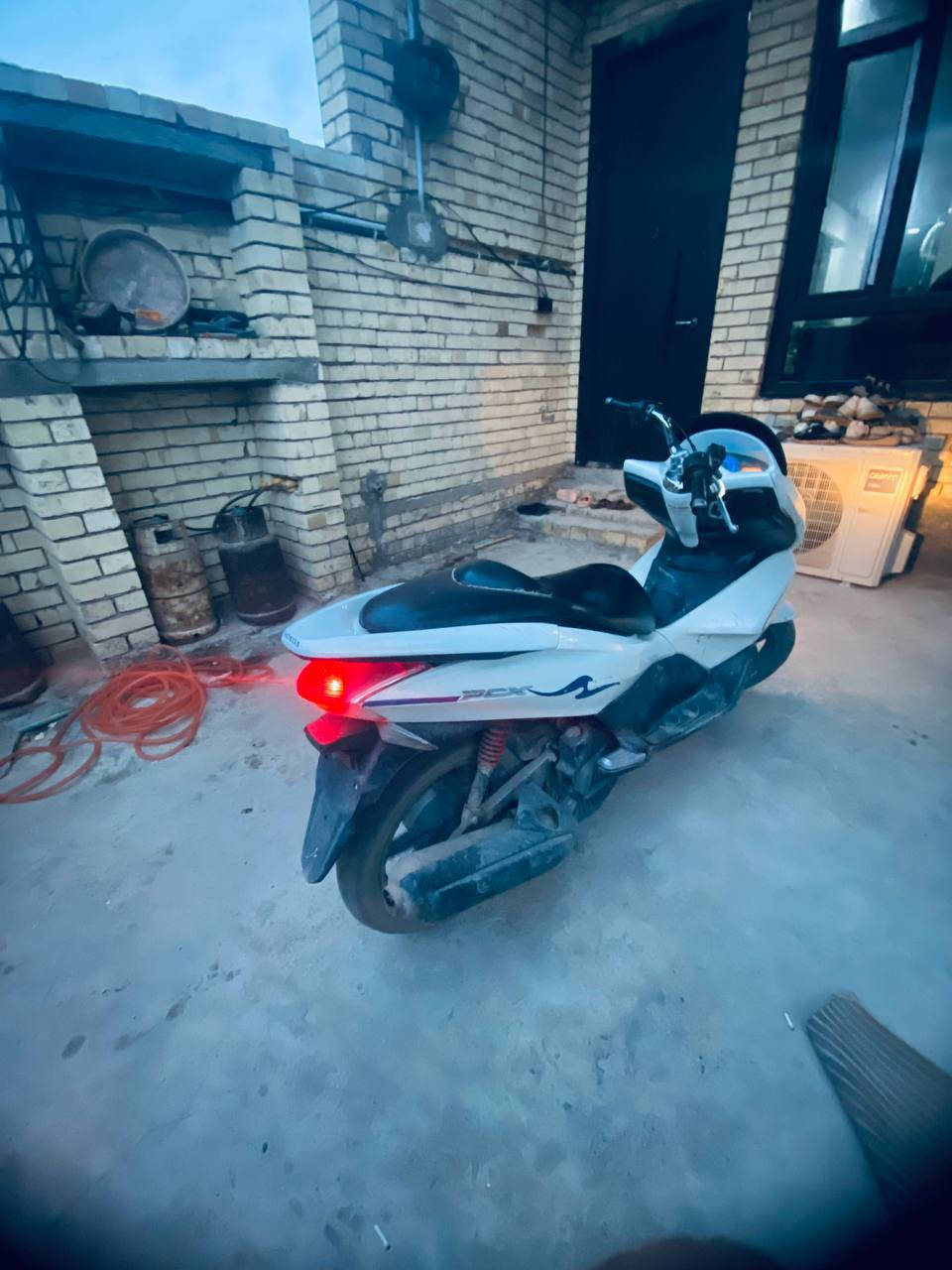 السلام عليكم دراجه pcx جيل اول ياباني JF الدراجه مكفوله كفر بلادي و مكينه ما مفتوحه توديه للفيتر ال يعجبك شلعه معدل نعومه تخبل الدراجه جديد بيه كم ملاحضه بيه بس تريشه نقص و الصندوق مكسور بس رقمي ***********  مكاني ديالى بعقوبه سعره بواحد و ميه و خمسين بيه مجال بصيط لله وكيك بسعر عدله 🖤
