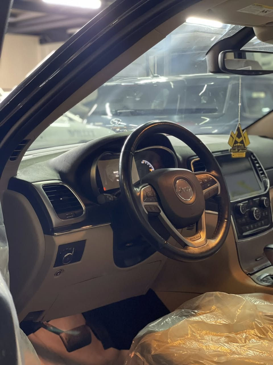 السلام عليكم جيب كراند شيروكي 2022 اخر اصدار
لمتدد
داخل بيجي 
خزن كراسي
فتحه
صندوق كهرباء
اشاير مري
لايت زنون بلادي
حساسات ورادار جانبي
تحديد مسار
مثبت سرعه
تدفئه كراسي
ماشيه 50 الف
حادث جاملغ يمين + بنيد تبديل قطعتين فقط
السعر 255
مكاني بغداد
***********
