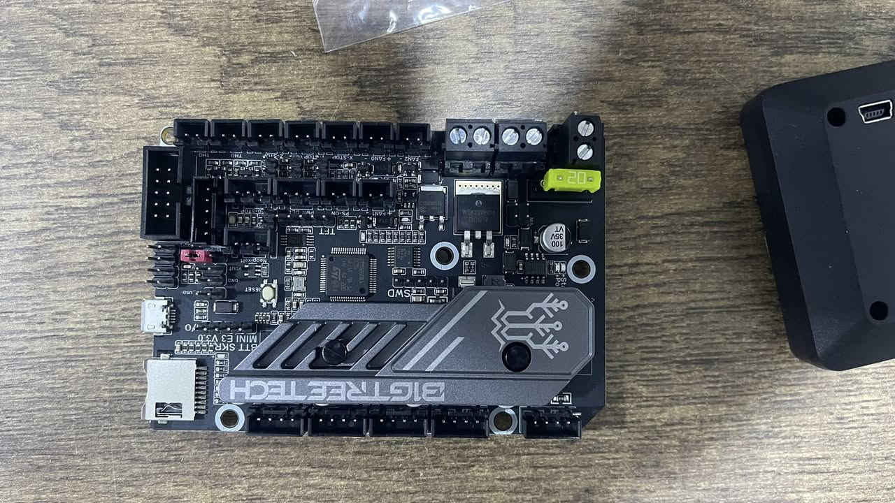 شرح مكونات ترقية الطابعة ثلاثية الأبعاد (3D Printer Upgrade Kit)
القطع الموضحة في الصورة هي أجزاء تقنية متقدمة تستخدم لتطوير وترقية أداء الطابعات ثلاثية الأبعاد (3D Printers)، مثل سلسلة Ender 3 الشهيرة. إليك تفاصيل كل قطعة:

1. اللوحة الأم (Mainboard):
القطعة السوداء الكبيرة التي تحمل شعار BIGTREETECH وموديل SKR MINI E3. تعتبر هذه اللوحة “العقل المدبر” للطابعة، حيث تقوم بمعالجة الأوامر والتحكم في حركة المحركات ودرجات الحرارة بدقة عالية. تتميز هذه اللوحة بأنها تجعل حركة الطابعة صامتة تماماً وأكثر سلاسة.

2. شاشة اللمس (Touch Screen):
الشاشة السوداء الموجودة على اليسار هي واجهة التحكم. تتيح للمستخدم التحكم في الطابعة بلمسة واحدة، مثل بدء عملية الطباعة، ضبط درجات الحرارة، أو معايرة الطابعة. (ملاحظة: الملصق عليها يشير إلى نظام مزدوج OBD/GPS، ولكن في هذا السياق تُستخدم كشاشة عرض وتحكم تقنية).

3. الملحقات والكابلات:
 • الكابل الأزرق: هو كابل USB يستخدم لتوصيل اللوحة الأم بالكمبيوتر لتحديث البرمجيات (Firmware) أو نقل البيانات.
 • الكيس الصغير: يحتوي على قطع تسمى (Jumpers) أو (Fuses)، وهي قطع غيار صغيرة تستخدم لتنظيم التوصيلات الكهربائية وحماية الدوائر الإلكترونية على اللوحة.

الخلاصة: هذه المجموعة هي “عدة تطوير” (Upgrade Kit) تهدف إلى تحويل الطابعة العادية إلى طابعة احترافية، هادئة، وسهلة الاستخدام بفضل شاشة اللمس واللوحة الأم المتطورة

٣٥ الف

توصيل متوفر


**إذا كنت صاحب هذا الإعلان وتريد حذفه لأي سبب، رجاءا أرسل رسالة إلى الدعم الفني**