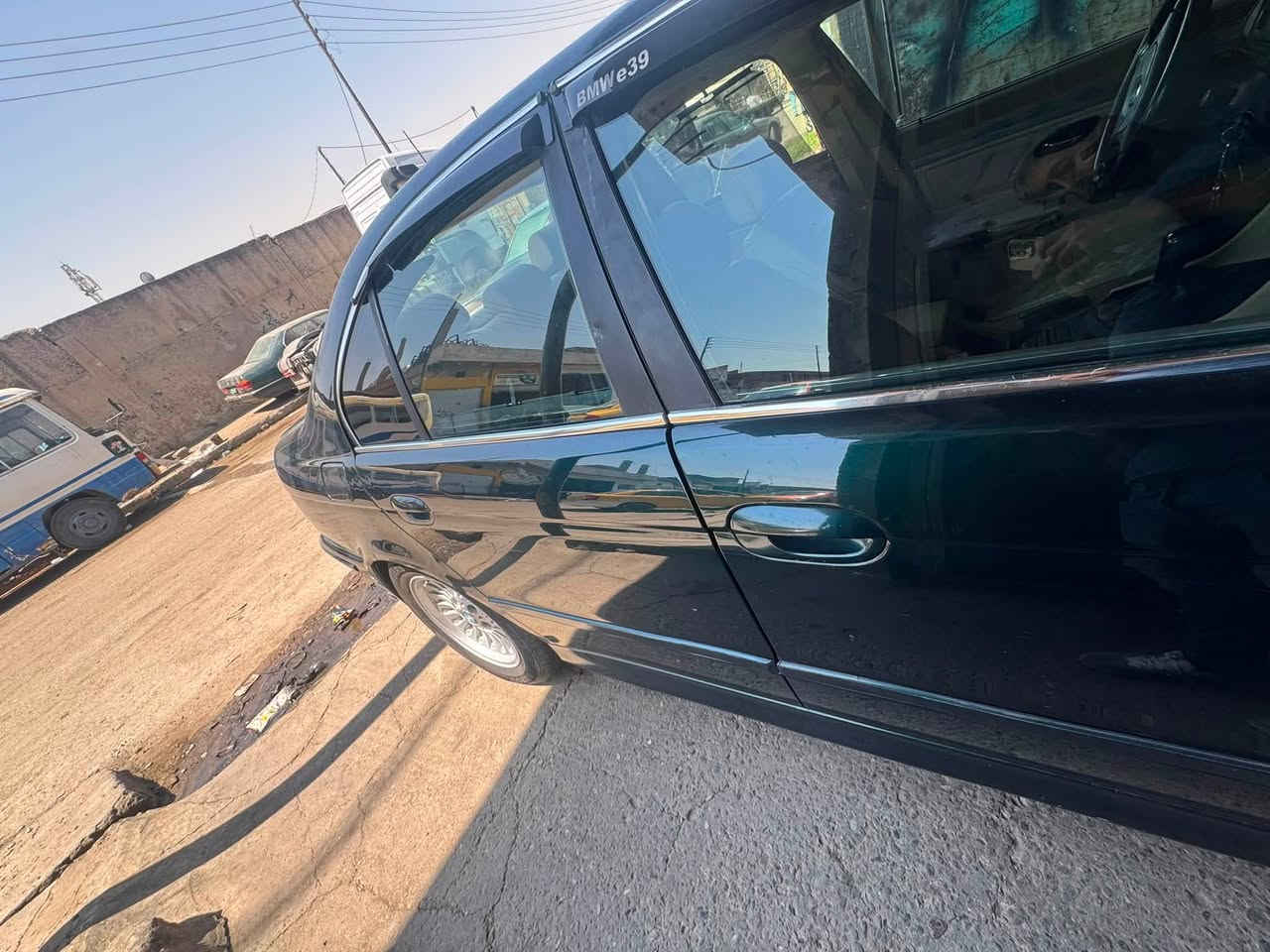السلام عليكم بي ام صقر
دعاميات M مديل 98 
سيارت نضيف بس بيها تقحيل بل سقف 

السعر 82 وبيها مجال 
للتواصل ع الرقم ***********
