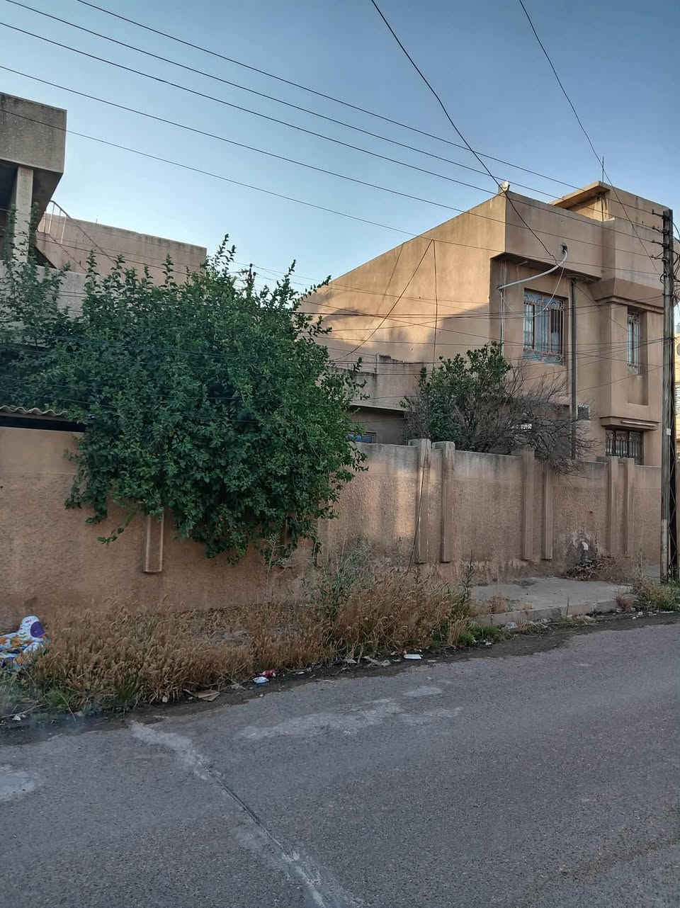 دار ومشتمل تجاري للبيع في حي المثنى قرب أسواق قصر الباشا على ثلاث شوارع مساحه321 متر للاستفسار الاتصال على الرقم ***********
