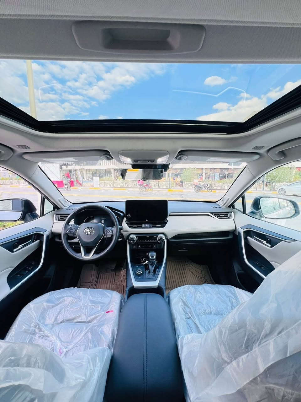 تويوتا راف فور بريميوم هايبرد 2025
🌿‏  TOYOTA RAV4 XLE PREMIUM (AWD)   🌿

العداد 4000 يعني زيرو

📃 اليكم التفاصيل الآتية 👇🏻

🚘 الموديل 2025
🚘 سعة المحرك 2,5L هجين 
🚘  دفع رباعي 4X4
🚘 مقاعد جلد مطعم لونين
🚘فتحة سقف سلايد
🚘 عدد 9 AIR BAG
🚘شاحن موبايل اصلي
🚘 حساسات خلفية
🚘 حساسات أمامية 
🚘 لايت زينون + LED
🚘 بك لايت LED
🚘 ويل كب 18
🚘 4 دسك
🚘 مفتاح التشغيل بصمة + دخول ذكي 
🚘 شاشة كبيرة تدعم كار بلي والنظام الحديث من تويوتا
 🚘 كاميرا دوارة اصلية
🚘 تتسع المقصورة ل 5 ركاب
🚘 أوضاع القيادة  Drive Mode
🚘 فحص أنظمة السيارة 
🚘 حساسات ضغط اطارات
🚘 تبريد شاشة مناخين منفصلين 
🚘 قطعتين تبريد
🚘 هاند بريك كهرباء 
🚘كروس سرعة 
🚘 ا ABS 
🚘ا Auto Hold   أوتو هولد
🚘 نظام مانع الانزلاق
🚘 اشارة في المرايا الجانبية
🚘 مخرج منفذ الطاقة ⚡
🚘 ا  Bluetooth
صور الشاصي مرفقة بلمشنور
مكان السيارة ديالى بعقوبة
السعر265 وبيها مجال


**إذا كنت صاحب هذا الإعلان وتريد حذفه لأي سبب، رجاءا أرسل رسالة إلى الدعم الفني**