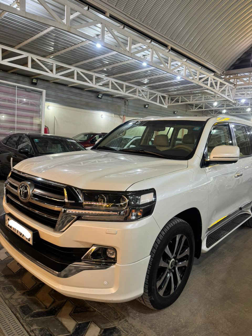 لاندكروز GXR بريم
موديل 2019 بريم 
محرك 6V 4000
رقم بغداد   بسمي تحويل ثانيوم 
مواصفات
كشن سايق 3 دكم
كشن صدر اصل كهرباء 
DVD بل قمارة 
فتحة بل سقف
8 ايرباك 
كيجات كتروني 
خمس بصمات 
جنطة كهرباء بلادي 
شاشة بلادية 
طفاية 
كشنات جلد 
كراسي اثنين كهرباء
كامرة اصلية 
حساس بلادي 
شغال بعد بلادي
لايت اسود بلادي 
0781 340 1420
