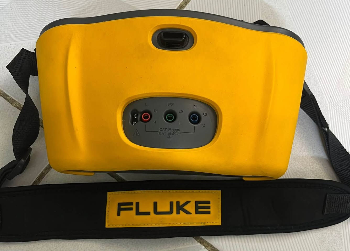 السلام عليكم
للبيع جهاز Fluke 1664 FC الأصلي، من أفضل أجهزة فحص وفيشنغ (Testing & Commissioning) التمديدات الكهربائية، ويُستخدم من قبل المهندسين والكهربائيين المحترفين وشركات المقاولات.

حالة الجهاز:

* استخدام شخصي وخفيف جدًا.
* الجهاز بحالة ممتازة ويعمل بكفاءة 100%.
* بدون أي أعطال أو مشاكل فنية.
* نظيف جدًا كما هو موضح في الصور.

مميزات الجهاز:

* فحص العزل (Insulation Test).
* فحص استمرارية التوصيل (Continuity).
* قياس مقاومة الأرضي (Earth Resistance).
* فحص RCD بجميع أنواعه.
* قياس Loop Impedance.
* قياس الجهد والتردد.
* يدعم حفظ نتائج الفحص وإرسالها عبر تطبيق Fluke Connect.
* جهاز معتمد ويُستخدم في فحص المشاريع والمنشآت الصناعية والتجارية والسكنية.

الجهاز مناسب لـ:

* المهندسين الكهربائيين.
* الكهربائيين المحترفين.
* شركات المقاولات.
* شركات الطاقة الشمسية.
* معامل ومصانع الصيانة.

الجهاز أصلي 100% وتم شراؤه من ألمانيا، وليس تقليدًا.

للاستفسار أو التواصل، يرجى مراسلتي على الخاص


**إذا كنت صاحب هذا الإعلان وتريد حذفه لأي سبب، رجاءا أرسل رسالة إلى الدعم الفني**