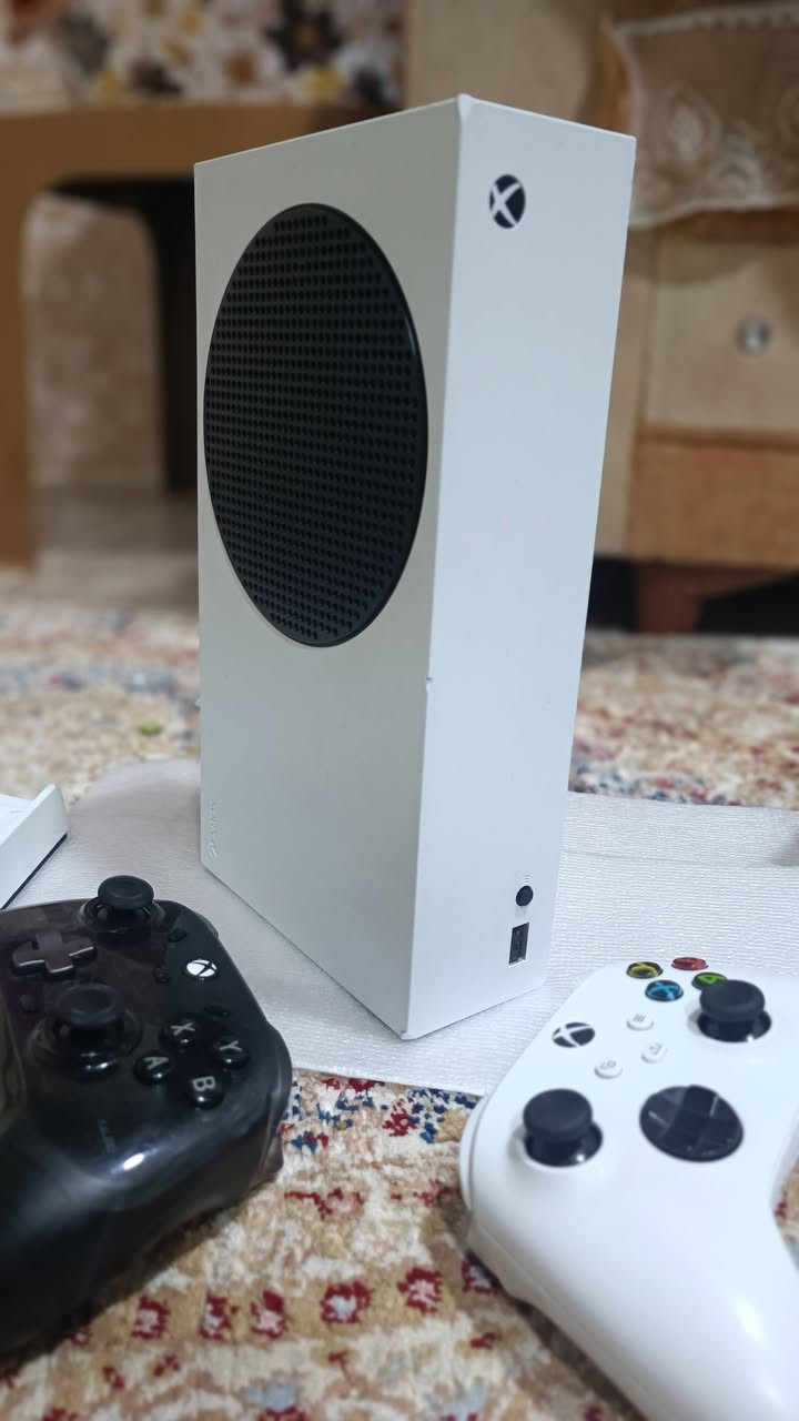 للبيع اكس بوكس سير يس اس نضيف مابي عيب ممفتوح انتاج 22 ويا يدة ثانية درجى اولاى وبي العاب مملوكة هواي فقط بي ملاحضة بسيطة اليدة البيضة بيه عطل بصيط تتصلح ب 5 فقط وجهاز نضيف كلش سعره 335 للأتصال ***********
