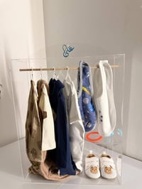 ستاند اكريليك • ملابس مولود • عنكاوة ١٠٨