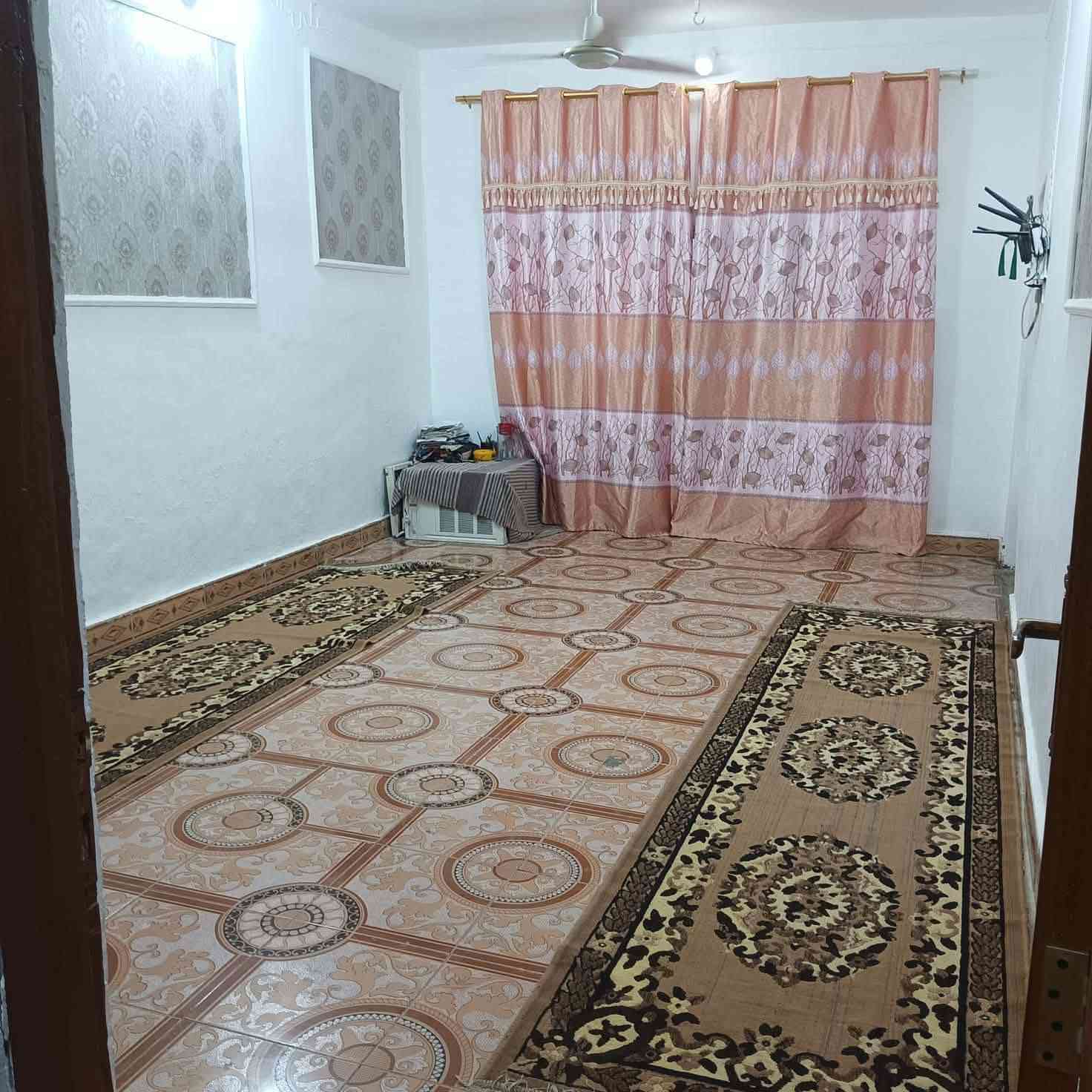 بيت 200 متر بحي الحكيم بنزله بني تمايم مقابيل المدرسه قريب علا شارع العام 
غرفتين وهول ومطبخ وستقبال وصحيات داخليه وخارجيه 
وطرمه كبيره بناء بلوك السقف عكاده 
الرضيه سيراميك 
شارع مجاري سند 25 مسجل بلديه
السعر 35 بيه مجال 
الستفسار ***********
