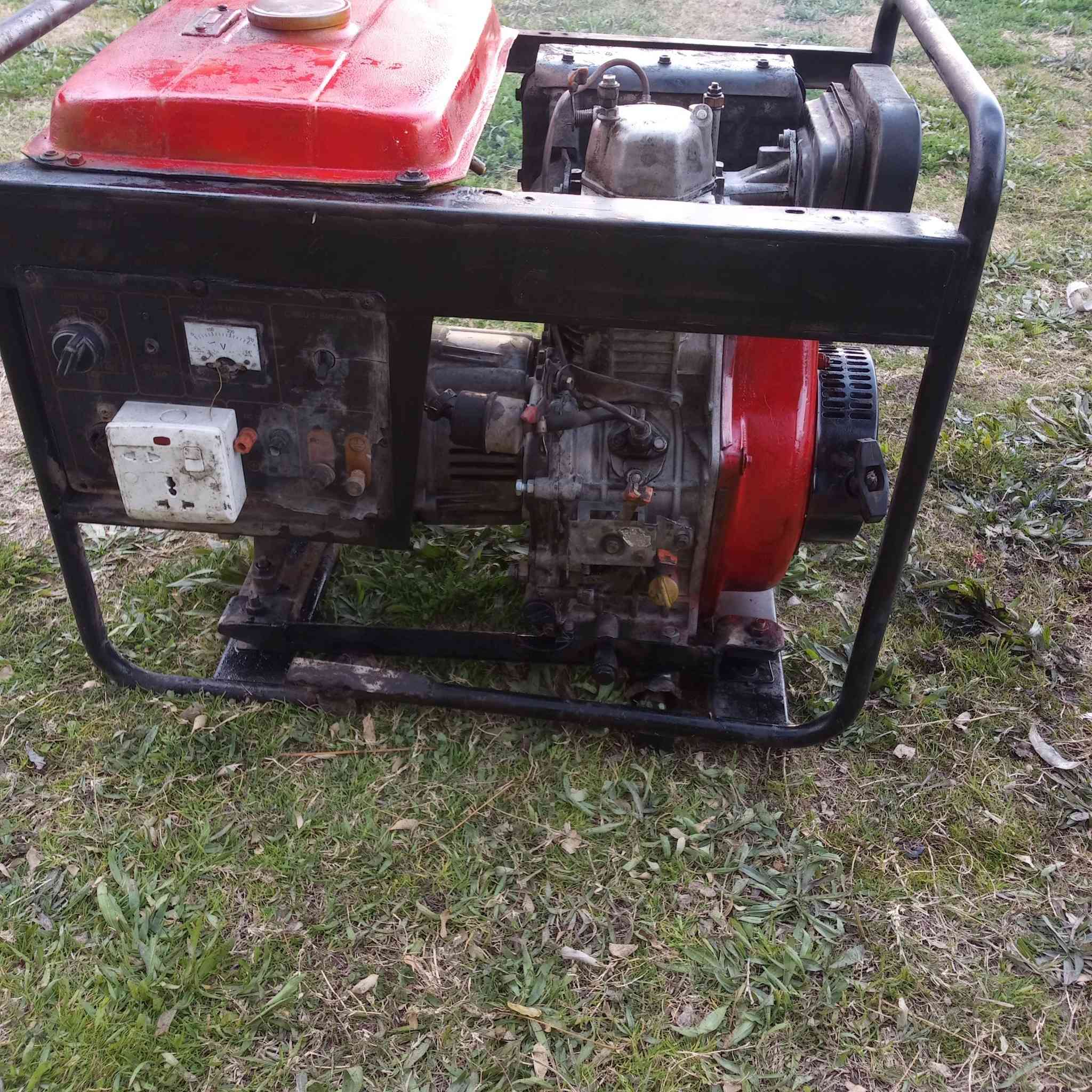 سلام عليكم مولد للبيع مولد جاهزه جديد تشغيل حبل أو سلف نقص باتري فقط سعر 250 الف المكان بغداد المحمودية الاتصال ***********
