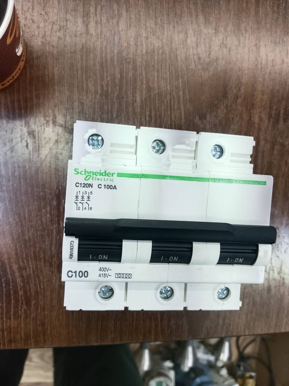 السلام عليكم 👏 
توفر لدينا منجر شنايدر 100 امبير / 125 امبير بسعر مناسب جدآ  سعر القطعه( 30 ) الف فقط🌹🧐 
للاستفسار واتساب ***********
