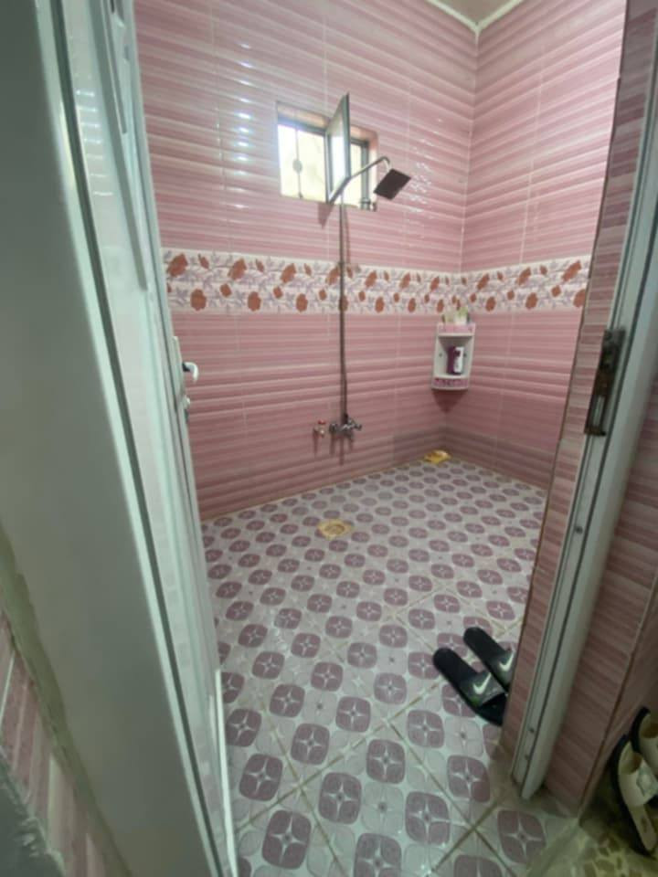 🏠 لـلبـيع : نظيف ومرتب
📐 مـساحـة : 120 ²
📍الـمـوقـع : حـي الزهـراء قرب جامع حبيبنا المصطفى موقع مميز
🧾الطابو : ملك طابو الزهور  شرط التحويل
🏬 التفاصيل: يـحتـوي
غرف 2 غرف نوم_ استقبال _صالة و
ترك 2 _مطبخ _حمام صحيات _بيتونة 
و كراج سيارة 
خدمات كاملة ماء كهرباء
سعر85 مليون بي مجال
للستفسار واتساب كورك
***********
***********
