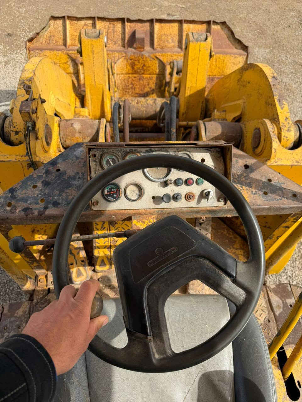 سلام عليكم البيع شفل مديل81
محرك بي جديد 
كير تركم كفاله جاهز العمل 
رقم واسط اصفر 

العنوان بغداد   ***********
