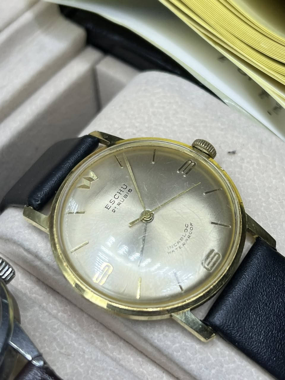 سلام عليكم
ساعة إيشو الماني انتاج قديم
نصب تكويك 21 حجر
طلاء ذهب
قطر 34 
قشطة 
نظافة جداً عالية
السعر والحجز على الخاص فضلاً وليس امراً
***********
