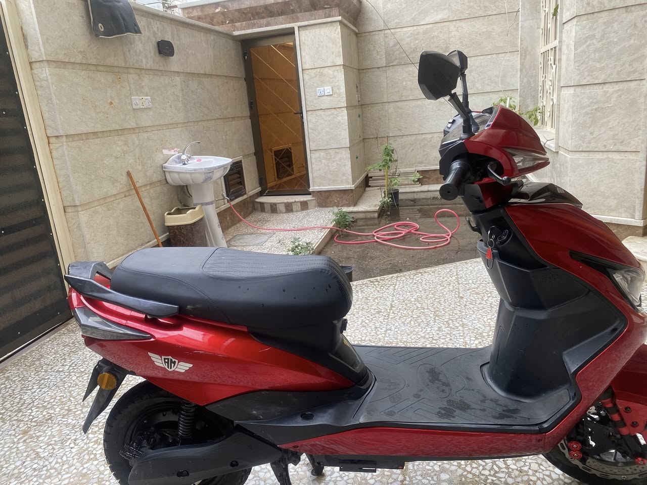 سلام عليكم دراجه شحن سكنس للبيع دراجه نضيفه كلش كلشي مناقصه ٦ بطاريات مسطره ملف ٢٠٠٠  سرعته ١٠٠ يعني بيه شخوط بسيطه   شاحنه ذكيه توصل ١٠٠ تطفه الشاحنه  وبيه نضام بك (R) ٣ نمر كهربائيات كله تشتغل تمشي ٦٠كيلو  مكاني بغداد البلديات متواجد ماسنجر او واتساب *********** سعره ٨٠٠ بي مجال
