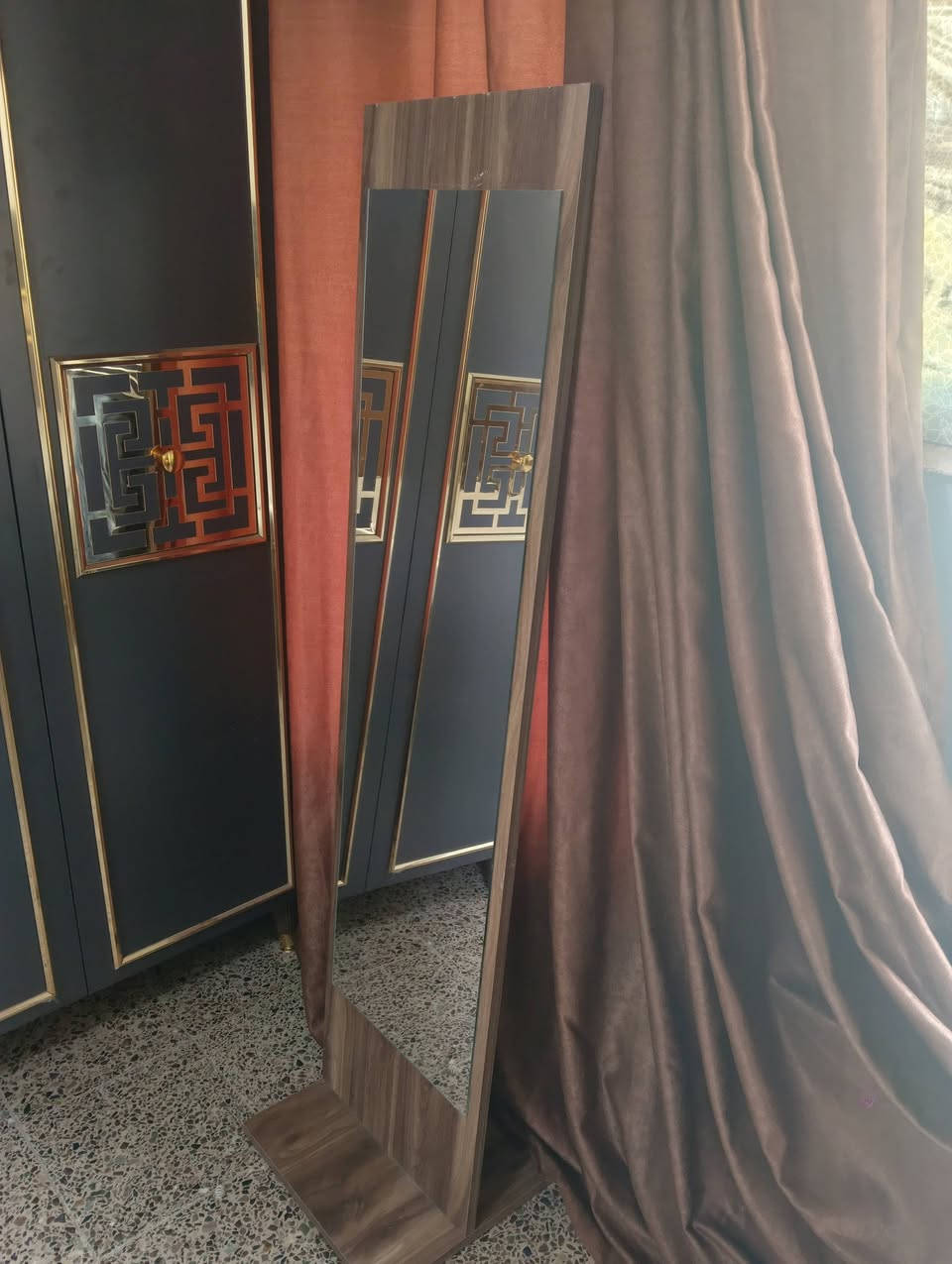 غرفة ترکية نضيفه لوك ١٠ قطع وبيه كنتور طفل بابين اضافي وصبغ حراري وسرير مخزن وخشب  وناره شغاله لون رصاصي السعر 800 وبيه مجال بسيط اتصال علا الرقم//***********//***********// مكان فلوجه
