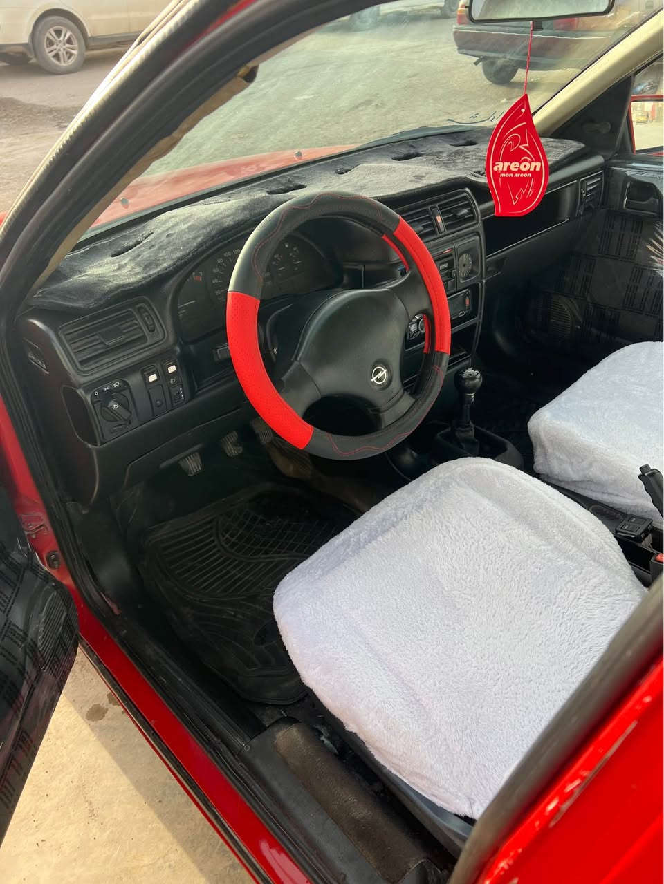 س ع 
اوبل فكترا 
حجم2000
سنويه اربيل بسمي لغاية 2031
دفتر بانزين بيها 
م1990
كير محرك شرط
صبغ جماليه فقط بدون ضربه
تدفئه شغال كهرباىيات كلها شغاله 
سعرها42 
مكان طوز خرماتو 
*********** كركوك, العراق
