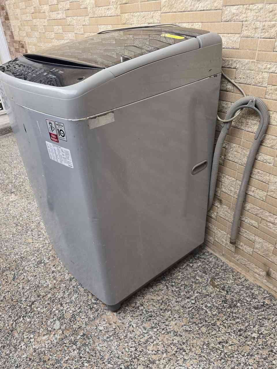 غسالة للبيع
ال جي lg 
يطلع صوت احتكاك اثناء التشغيل 
*********** السعر 250 وبيها مجال
