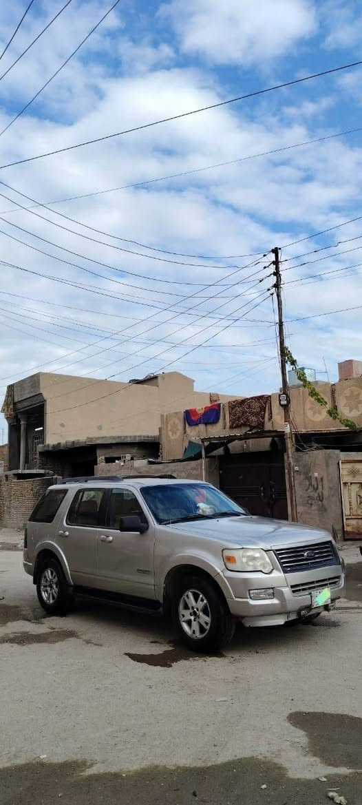 السلام عليكم ورحمة الله وبركاته 
فورد اكسبلورر ٢٠٠٧ بغداد تحويل شرط 
صبغ عام جمالية بيها تبديل باب خلف السائق 
جاهزة مال جناي
بيع او مراوس حسب القناعه 
سعرها ٨٣ وبيها مجال بسيط 
مكانها بغداد ابو غريب 
رقمي للتواصل ***********
