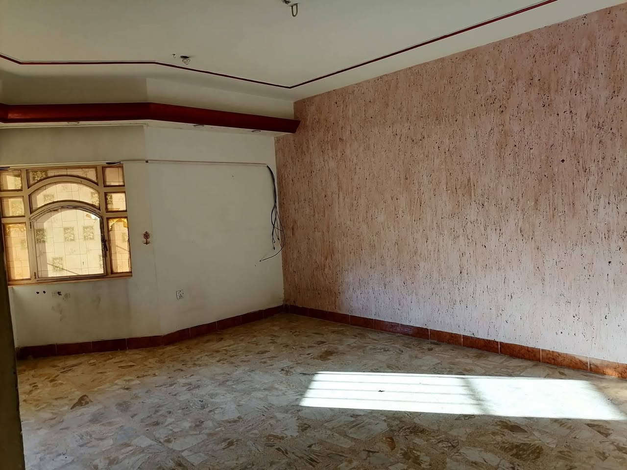 سلام عليكم يوجد بيت للايجار🌹🌹🌹 في منطقة حي الزهور المنصور خلف🛣️ مستشفى الطفل المساحه ١٥٠م يحتوي عل صاله ومطبخ وغرفه نوم وصحيات والطابق الاول عل غرفتين نوم وصحيات وسطح يحتوي عل درج خارجي للطابق الثاني🗯️ شارع عريض منطقه 🌷هادئه للاستفسار الاتصال على الرقم *********** او *********** مكتب اليقين للعقارات بغداد المنصور
