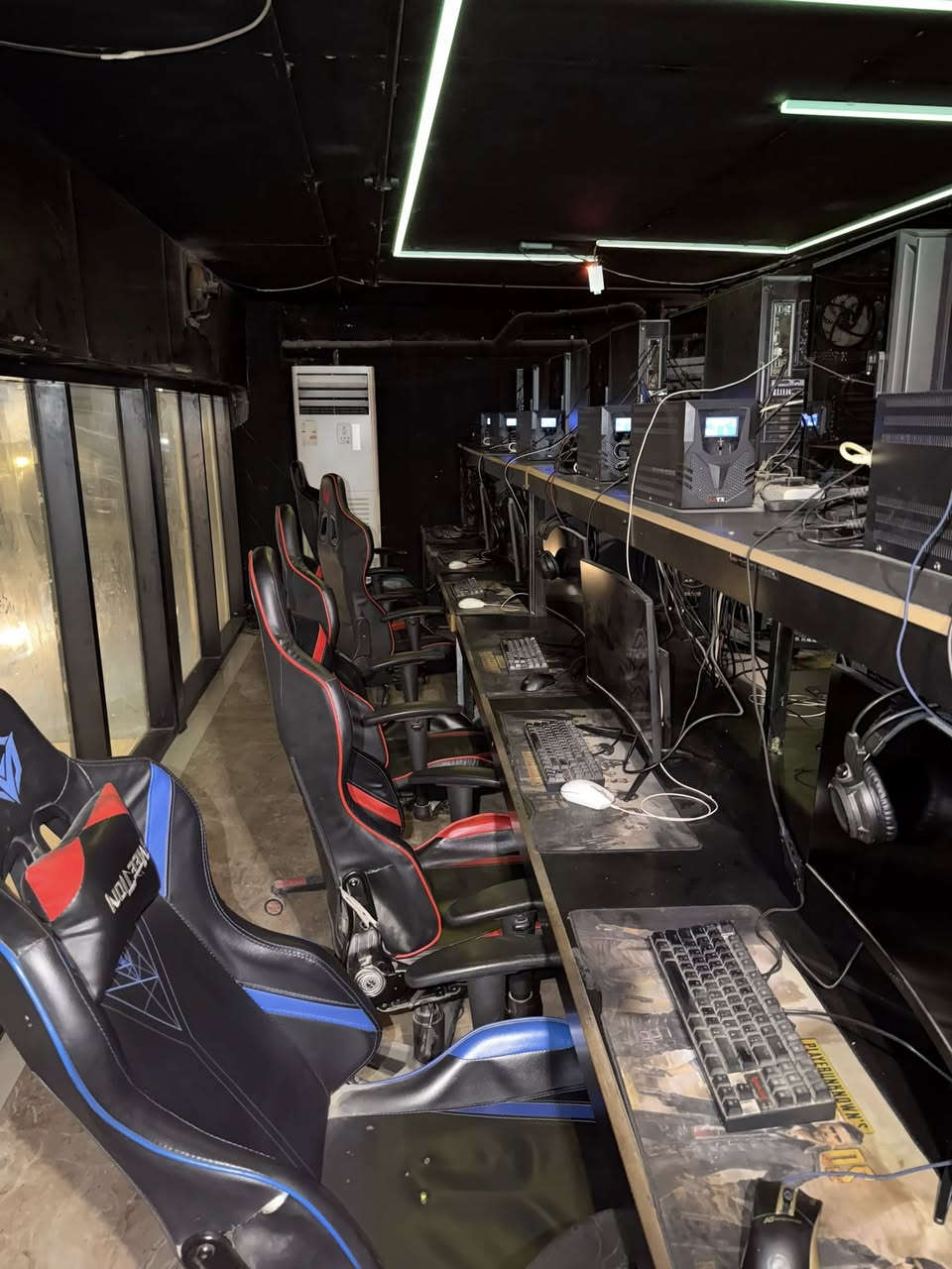 السلام وعليكم قاعة حاسبات (للبيع) نييت وورك متكاملة وجاهزة وشغالة اريد ابيعها لان مستعجل على سفر 
القاعة تتضمن (١٢) pc تدعم جميع الالعاب 
وبليات 5عدد خمسة هنة والشاشات والملحقات كاملةوغرفة vip  والقاعة كاملة بس تجي تفتح وتشتغل ع باب الله 
مكان القاعة بغداد حي الخضراء ع الشارع العام 
للاستفسار ***********
