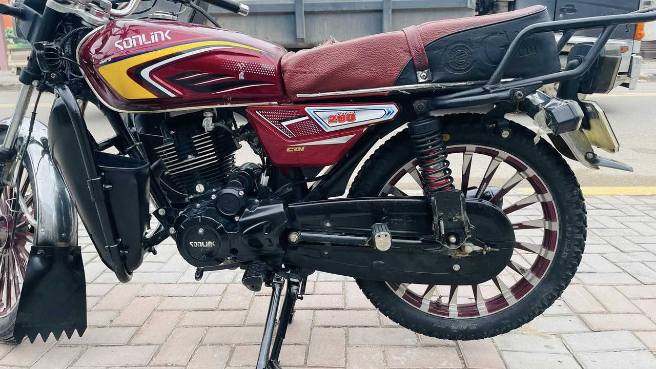 سلام عليكم ورحمة الله للبيع دراجه ايراني مديل 2025 مكينه 200cc لون ماروني لدراجه كامله مابيها نقص  شادلها درع ب ٣٠ الف وشادلها لايت لبومه ب ٣٠ الف بيها بس لشاشه تشكل مرات تشتغل ومرات طافيه ولايت مكسور شويه بس ما مأثر لدراجه شوفت عينك نضيفه وما مشتغل بيها دلفري اوراق لشراء من لمعرض عندي عنواني بغداد الدورة سعرها 750 وبيها مجال بسيط وهذا رقمي بي واتساب ***********
