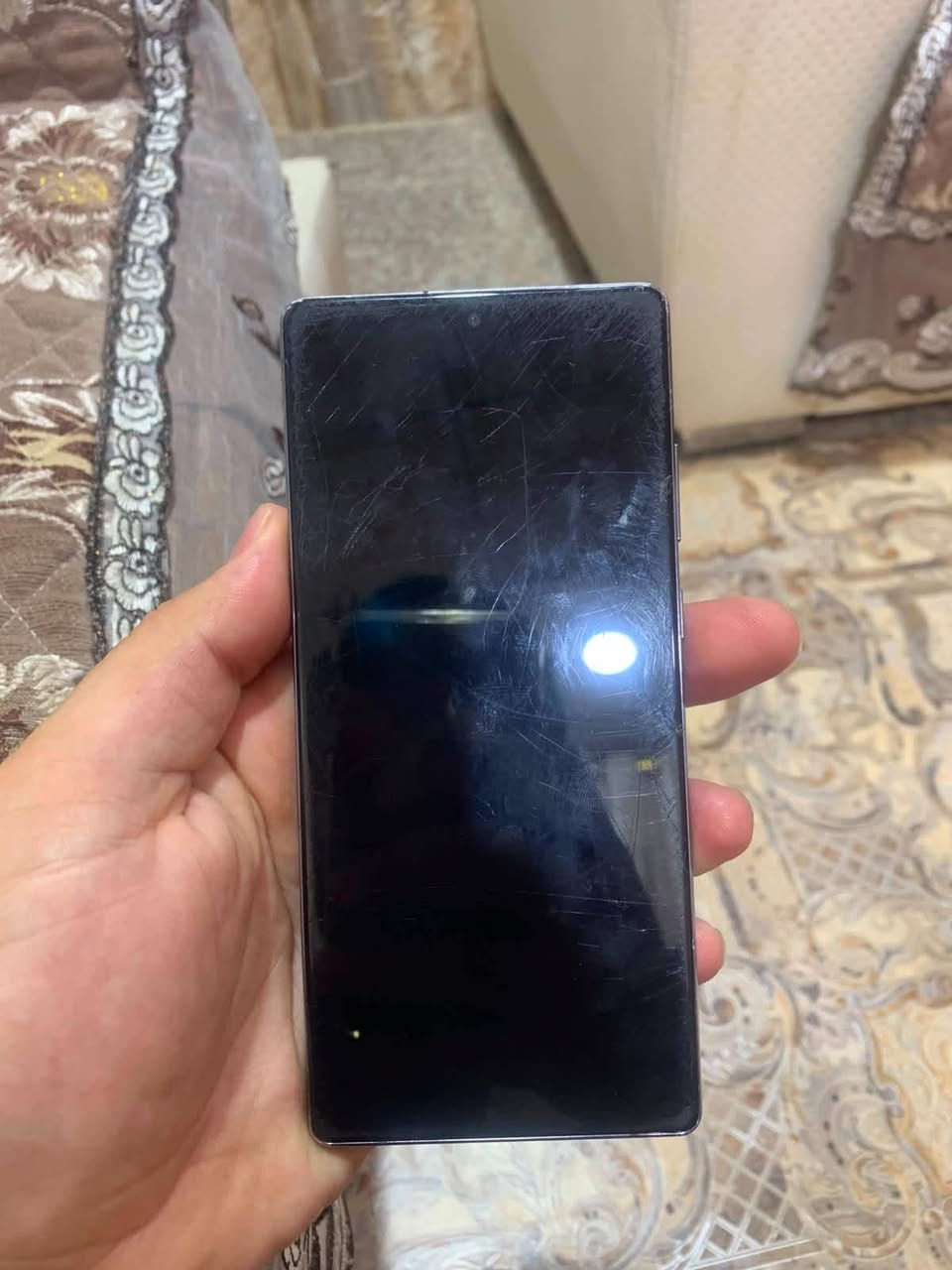 السلام عليكم 
نوت20  5G (امريكي)
 ذاكره 256
رام8
بطاريه43000
قلم شغال جهاز
نضيف بس شخوط اوفطور خفيفه جانبي غير موثر عليه
جهاز امريكي بس شريحه ماتشتغل 
فرمت حدث طبيعي
سلس جدا بلبوبجي والبقيه
80\60فريم يشغل 
ماويا ملحقات
بصره
السعر180
***********
