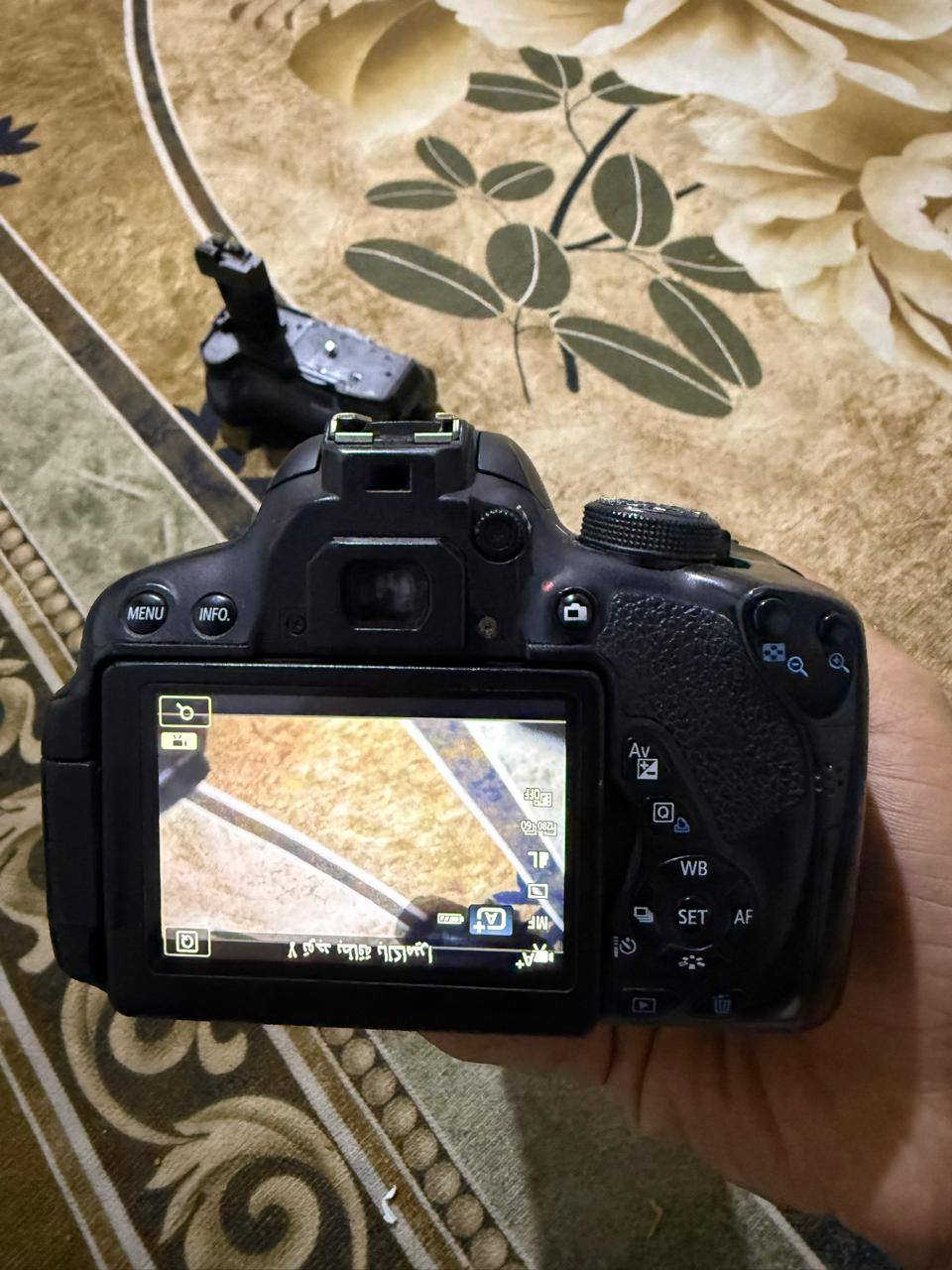 سلام عليكم كانون D700 نضافه 90بالميه السعر 500
***********
