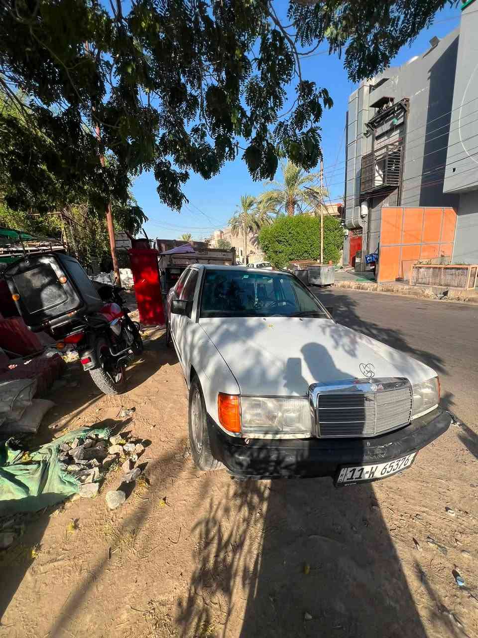 ‏سلام عليكم سيارة Mercedes 190 طيارين للبيع محور بطة اثنين ونص السعر على رقم الموبايل إن شاء الله وياكم *********** خلي خير يدلل عشان ما يشتري
