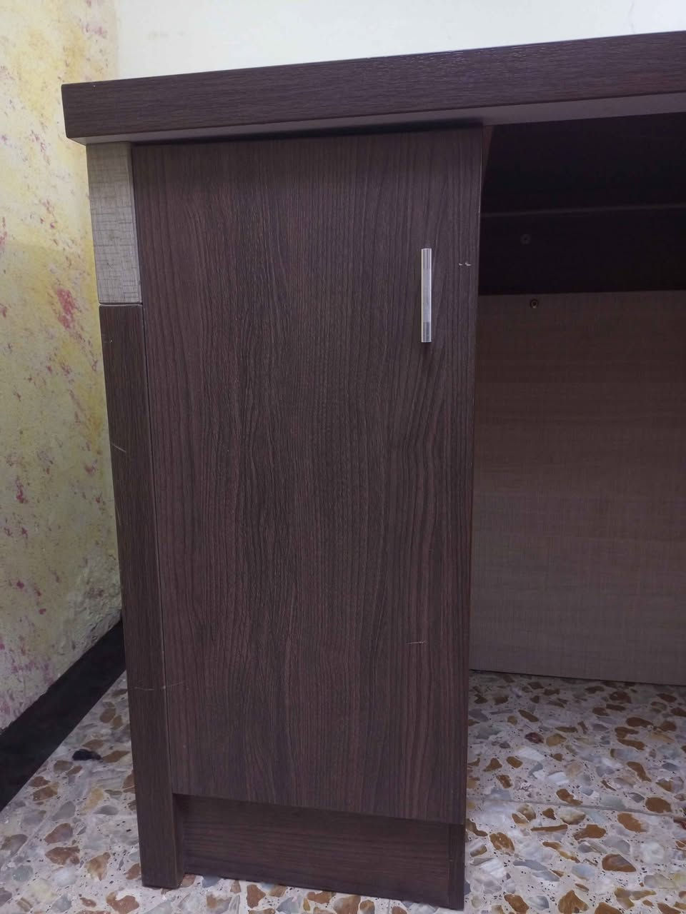 ميز مكتبي (للدراسة لو الgaming) خشب بحالة جيدة جدا
‎الطول 120
‎العرض 60
‎الارتفاع 75
‎يحتوي على ثلاث جرارات من الجهة اليمين وباب على  الجهة اليسار (مقسوم قسمان) وكما موضح بالصورة 
‎*المفتاح للمجر الاول ضايع
‎السعر 110 وبي مجال
‎مكاني: كربلاء، حي الغدير
‎لا يوجد توصيل
‎للتواصل
‎***********
‎موجود واتساب كربلاء, العراق
