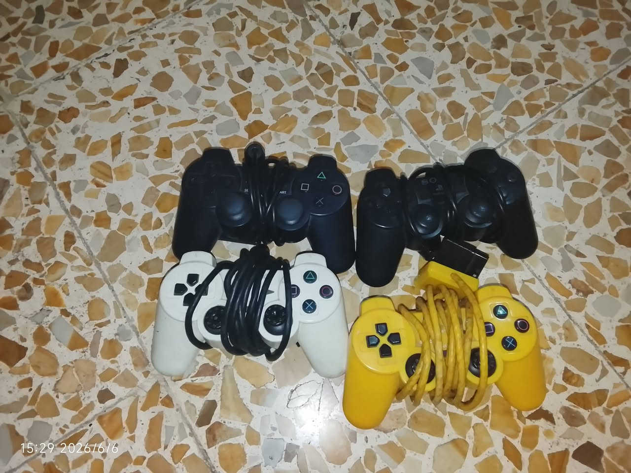 للبيع سوني 2 شغال مع ثلاث يدات ومع اربع يدات فحم يعني قطع غيار السعر شلع 25 الف وبي مجال


**إذا كنت صاحب هذا الإعلان وتريد حذفه لأي سبب، رجاءا أرسل رسالة إلى الدعم الفني**