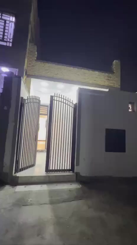 بيت للبيع بحي بغداد قرب مجمع السندباد مقاطعه830
100م واجهه 5 نزال 20
سنه البناء 2025 
طابوق حديث 
طابق واحد غرفه وصاله واستقبال ومطبخ وصحيات داخليه وخارجيه ومنور وطارمه 
سعر 128مليون
للاستفسار //،***********
