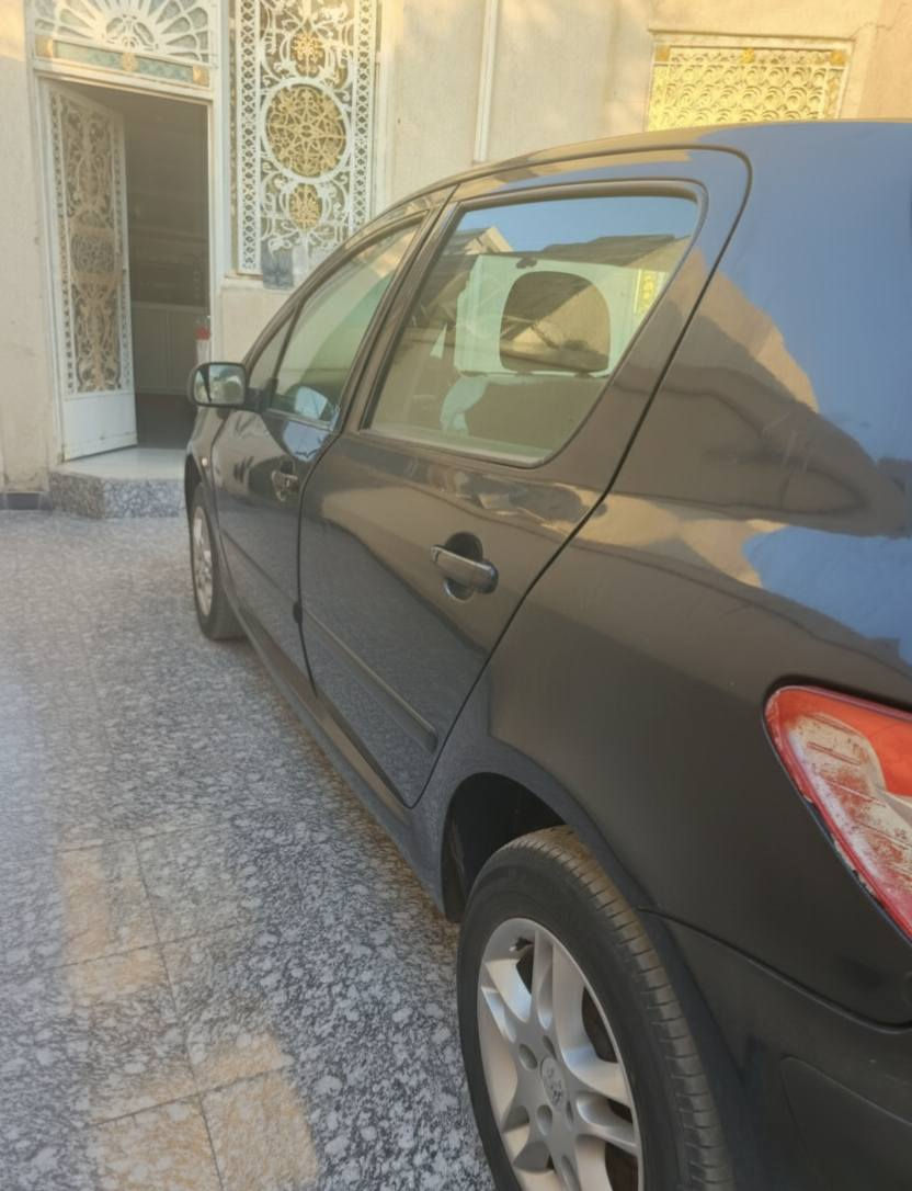 السلام عليكم
بيجو ٣٠٧ رقم بغداد حائز ثالث وحائزها بالبصرة سنويتها ضايعة وبيها بلاغ السيارة محرك خابط ابيع على وضعها سعرها ٢٠ قفل 
***********
***********
