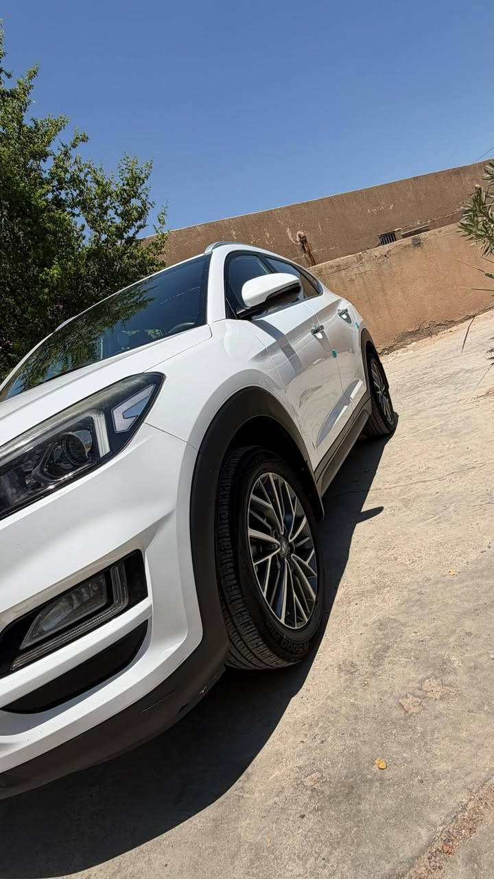 هيونداي - توسان ٢٠١٩ خليجي 
اللون_ أبيض . رقم بغداد خصوصي.
السيارة نظيفة كلش بدون ولا قطرة صبغ.
السيارة بيها طخة خفيفة الجاملغ الأمامي الايمن موضحة بالصور.
مكان السيارة بغداد العبايجي .
 السعر : ١٩٢ ورقة وبيها مجال.
للتواصل: - *********** .
السيارة ماشية ١٣٦ الف كم حقيقي
