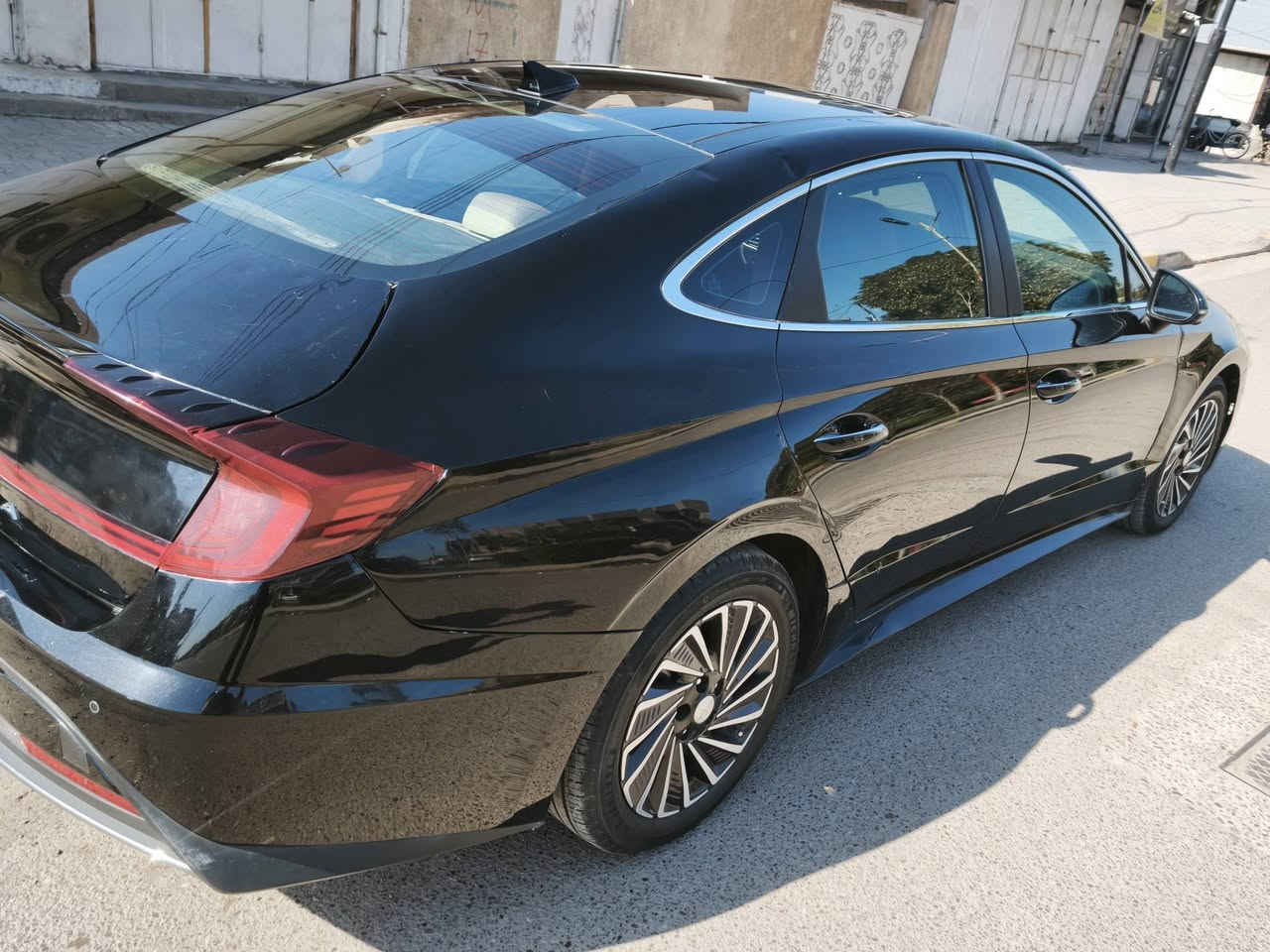 سلام عليكم سوناتا هايبرد 2023
سيارة فول VIP اعلة فئة 
شتريد مواصفات بيه 
بنرامة لايت اربع عدسات متحركة 
خمس كامرات حساسات امامية وخلفية رادارات
تتقدم وتترجع بلريمونت 
كشنات كهرباء تدفئة وتبريد بلكشنات 
شاشة دجتل قطعتين تبريد بردات 
محرك 2000 هايبرد
باقي المواصفات معروفة 
حادث بلمنشور والسونار هم 
رقمه بغداد تحويل ثاني يوم مكاني بغداد 
سعر 155 وبيه مجال بسيط للشراي 
***********
