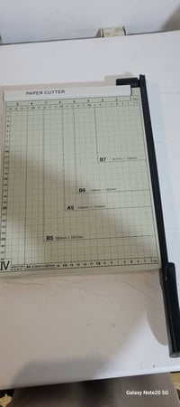 مقص A4 يقص ورق وصور معاملات مستعمل فقط سعر ٢٥بي مجال 07773033911