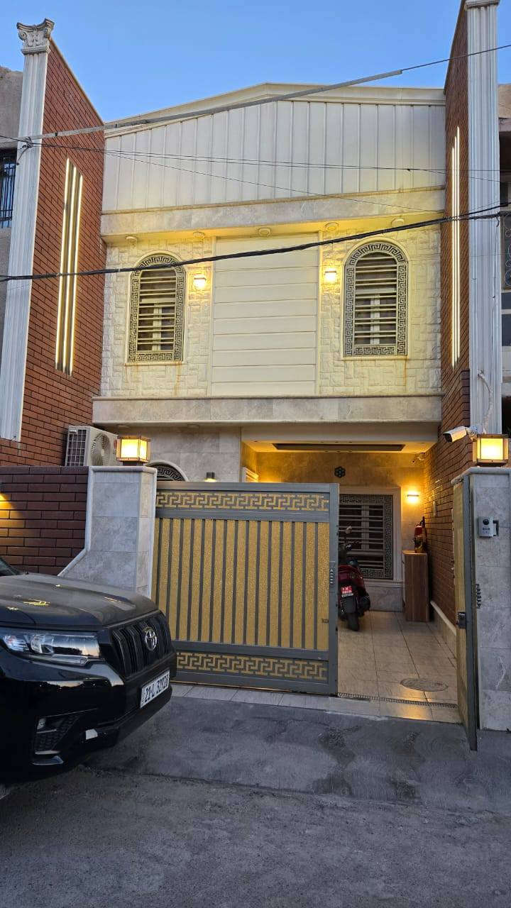 بيت للبيع في بغداد الكرخ المواصلات الثانية ٧٢ متر بيت درجة اولى بناء حديث 2021 ميحتاج احجي واشرح الصور امامكم بي راقي جدا  طرمة ومدخل وصاله ومطبخ وحمام جوه ..الطابق الثاني غرفتين نوم وحمام ..الطابق الثالث مخزن وغرفه نوم وسطح
للبيع مباشر بدون دلال مع صاحب البيت
‎0790 188 7917
***********
