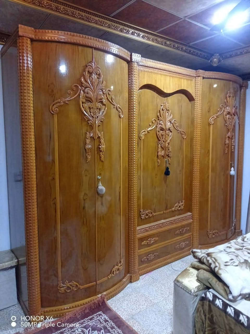 غرفه نوم عراقيه اصليه بعدهي بل جيس اخذتها بمليون وربع  وريد أبيعها ب٥٠٠ قفل  بسبب ضيق المكان لتواصل الاتصال على الرقم ***********
