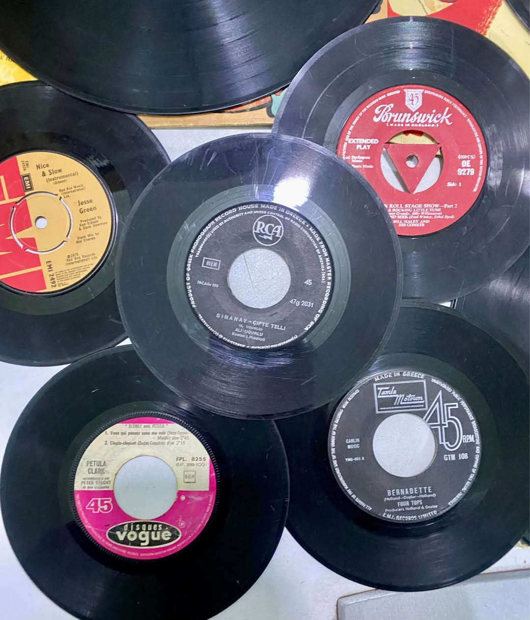 أسطوانات عدد ٨  موسيقى واغاني غربية نظيفة جدا صوت ستيريو  :-
عدد ٣ حجم كبير اغاني غربية 
عدد ٤  حجم صغير اغاني منوعة غربي
عدد ١ حجم صفير أغنية لفنان تركي
التوصيل مجاناً للتواصل على *********** واتساب 
السعر ٥٥ الف بغداد, العراق
